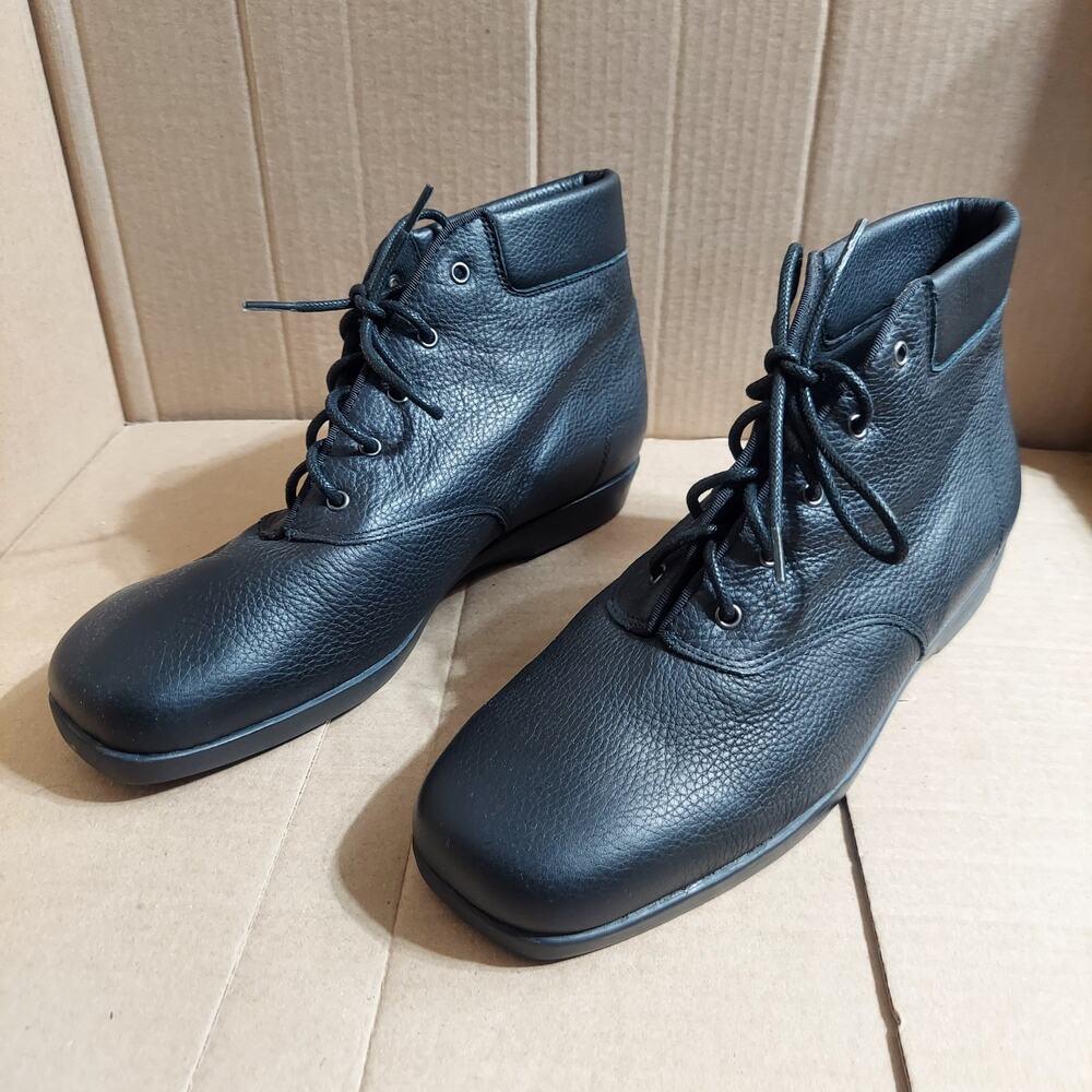 Ros Hommerson Women's US 9.5 WW Classic Black Leather Lace Up Ankle Boots NWOT
